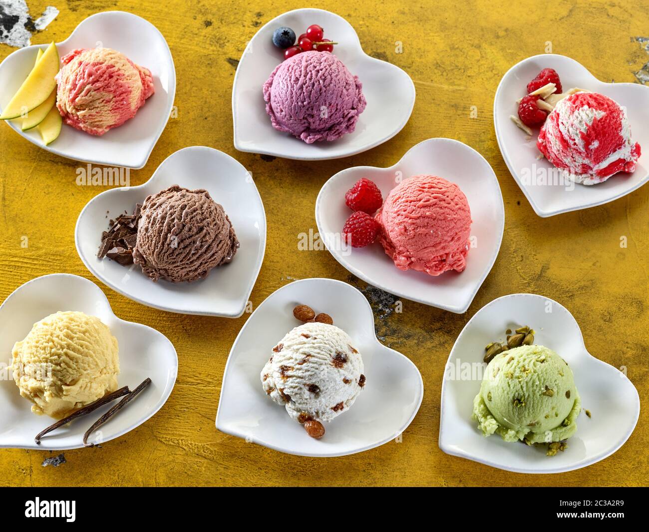 Verschiedene Eissorten in Herzform Gerichte mit frischen Zutaten in die Schüsseln gesehen hohen Winkel geeignet für Werbung oder ein Menü Stockfoto