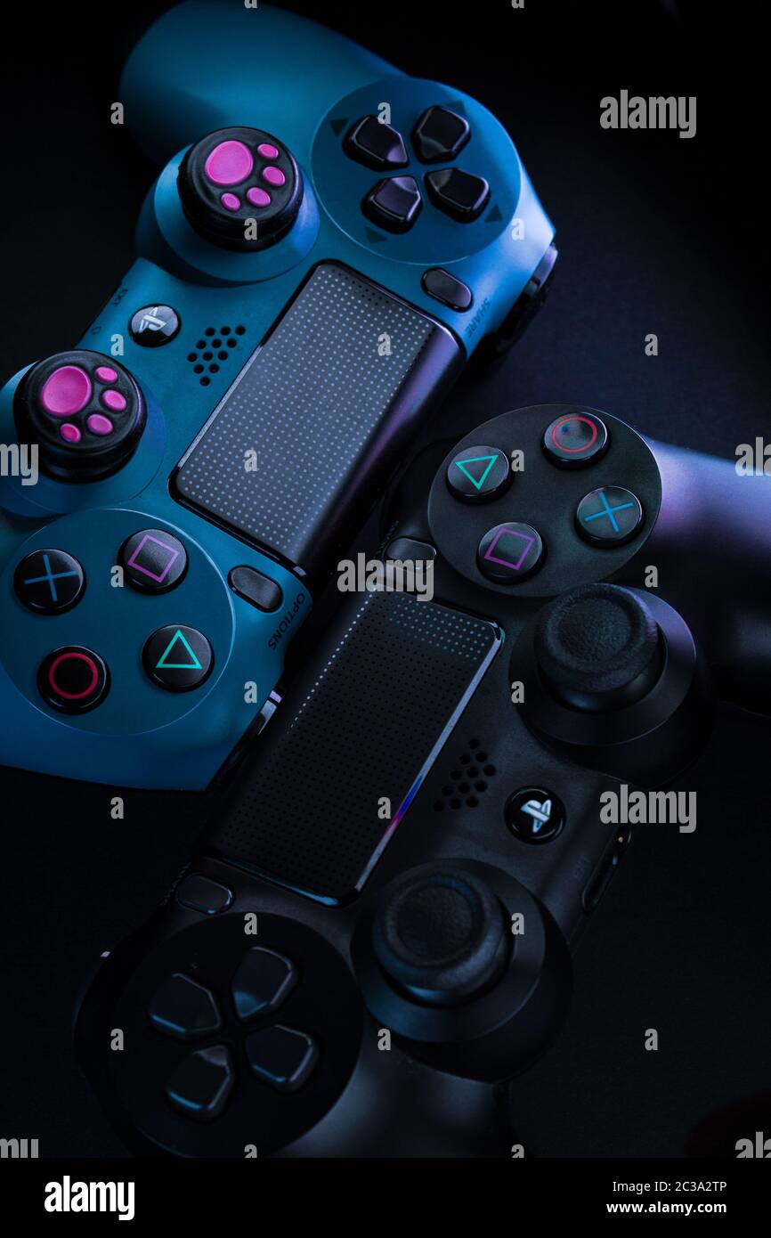 PlayStation 4 Gamepad auf schwarzem Hintergrund mit Farben. Sony PS4 Dualshock V2. Studioaufnahme. Stockfoto