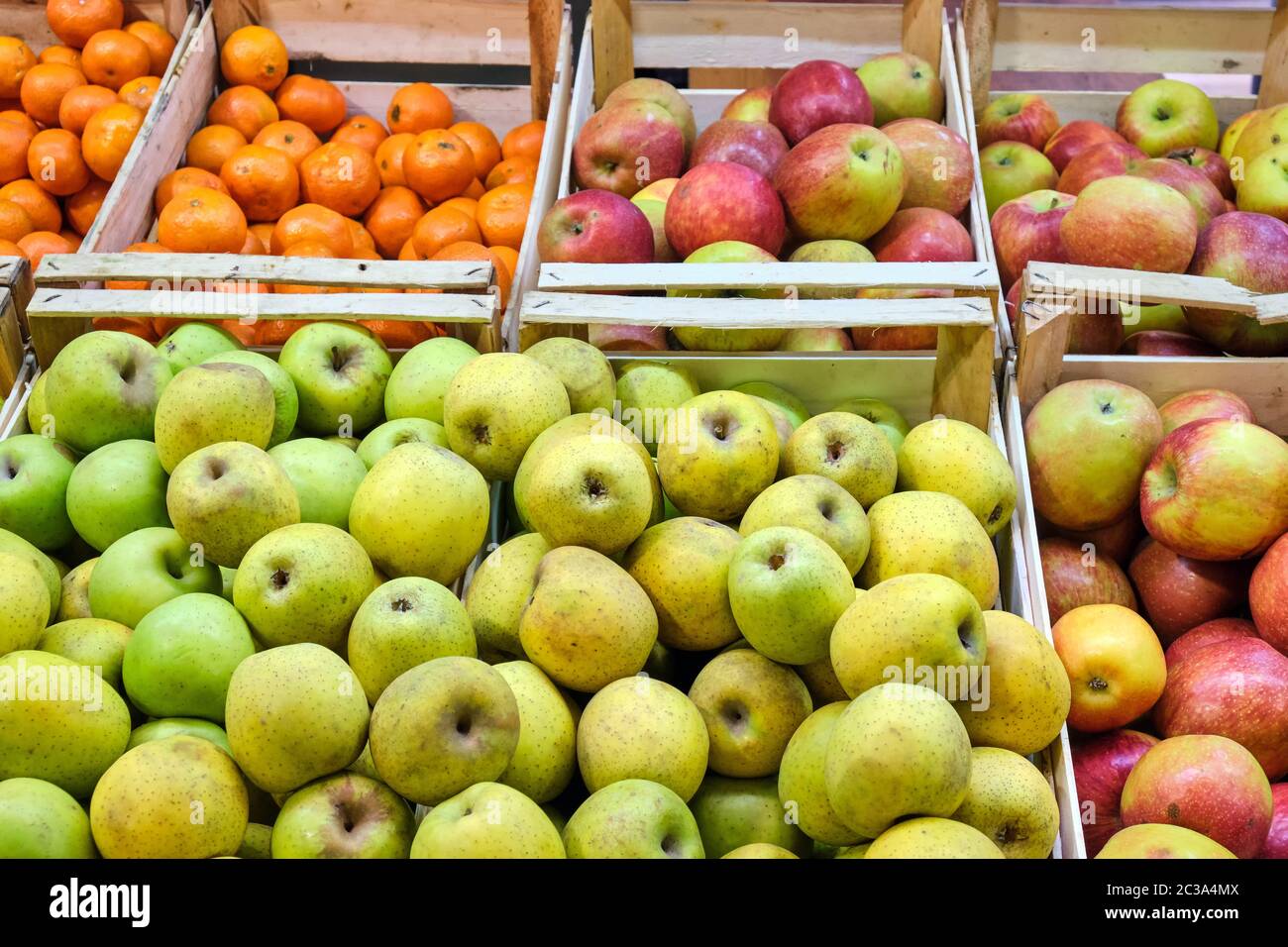 Äpfel und Mandarinen zum Verkauf auf einem Markt Stockfoto