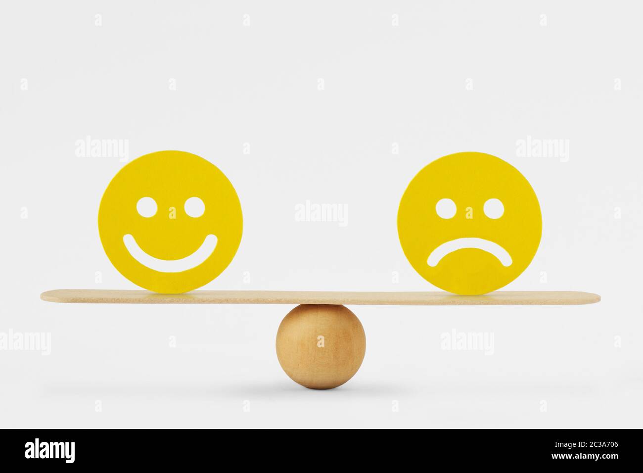Smiley Face und trauriges Gesicht auf der Skala - Konzept der Balance zwischen Glück und Traurigkeit Stockfoto