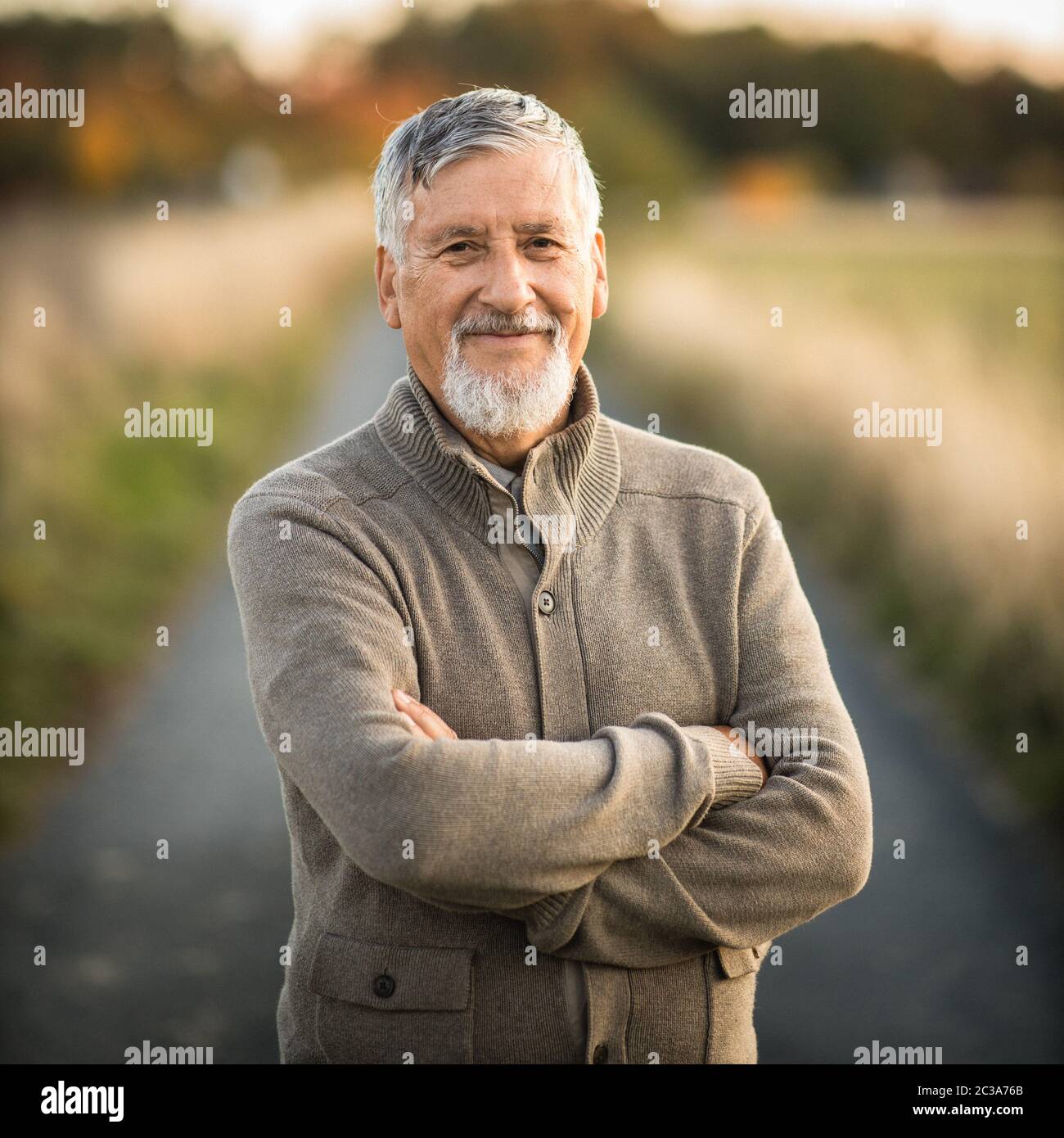 Portrait von Stattlichen älterer Mann im Herbst im Freien. Aktive senioor seinen Ruhestand in der Natur genießen. Stockfoto