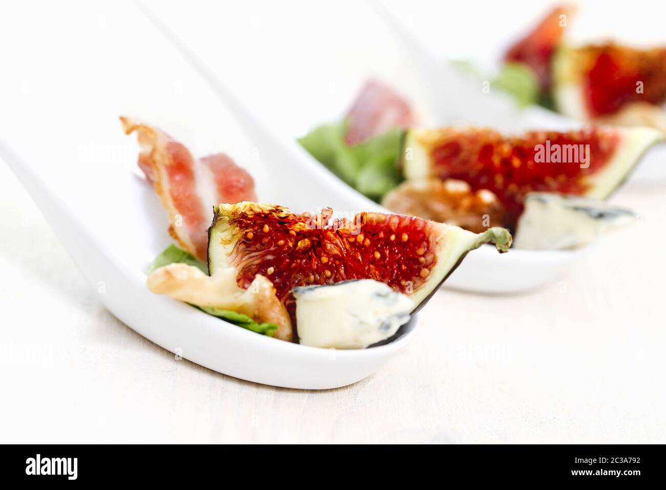 Buntes Gericht mit frischem exotischen Obst und leckeren Käse im Restaurant Stockfoto