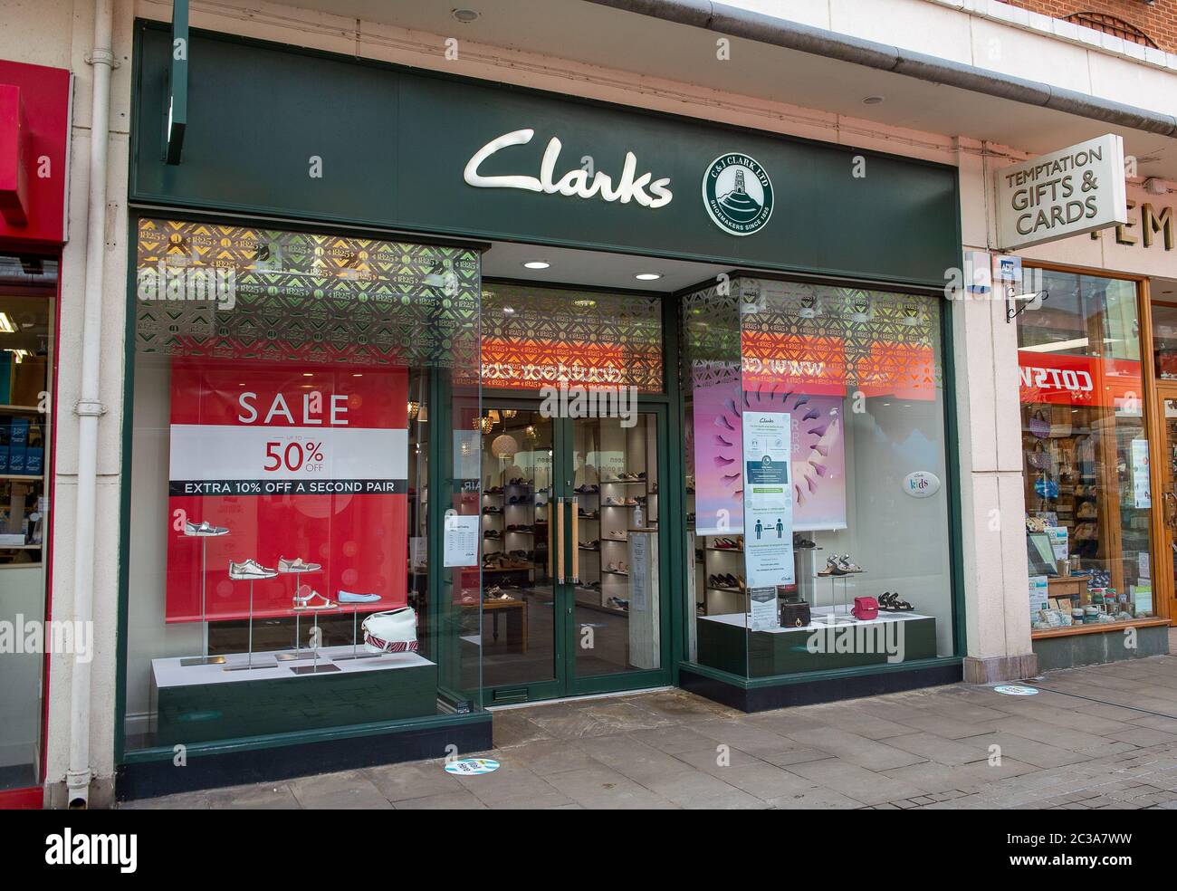 Windsor, Berkshire, Großbritannien. Juni 2020. Das Clarks Schuhgeschäft in Windsor, Berkshire, wurde nach der Pandemie-Sperre von Coronavirus Covid-19 wieder eröffnet. Clarks ist Berichten zufolge dabei, etwa 900 Büromitarbeiter zu entlassen. Quelle: Maureen McLean/Alamy Stockfoto