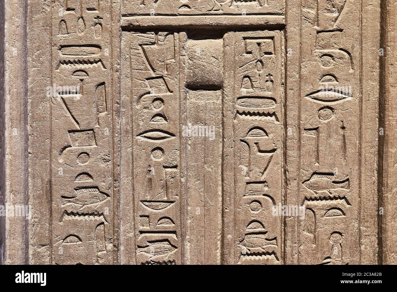 Ägypter Hieroglyphen in Sandstein gehauen Stockfoto