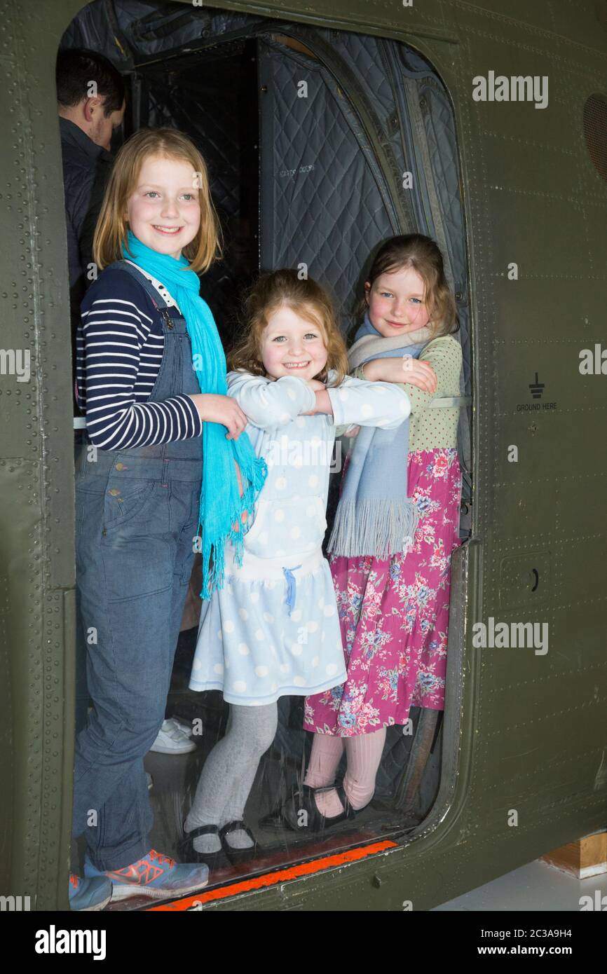 Besucher Touristen / kleine Kinder Kinder / Kinder / Mädchen schaut aus einer Boeing Chinook HC2 Hubschraubertür. RAF Royal Air Force Museum, Hendon, London (117) Stockfoto