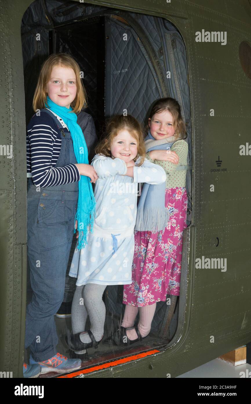 Besucher Touristen / kleine Kinder Kinder / Kinder / Mädchen schaut aus einer Boeing Chinook HC2 Hubschraubertür. RAF Royal Air Force Museum, Hendon, London (117) Stockfoto