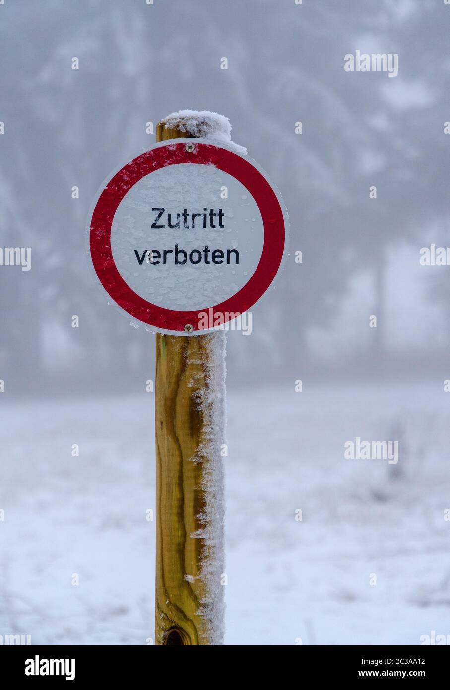 Winterverbotsschild „kein Eintritt“ Stockfoto