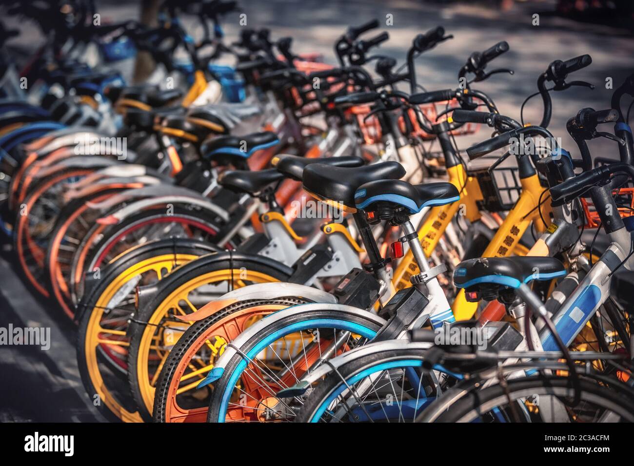 Teilen Sie E-Bikes auf dem Bürgersteig, Hangzhou, China geparkt Stockfoto