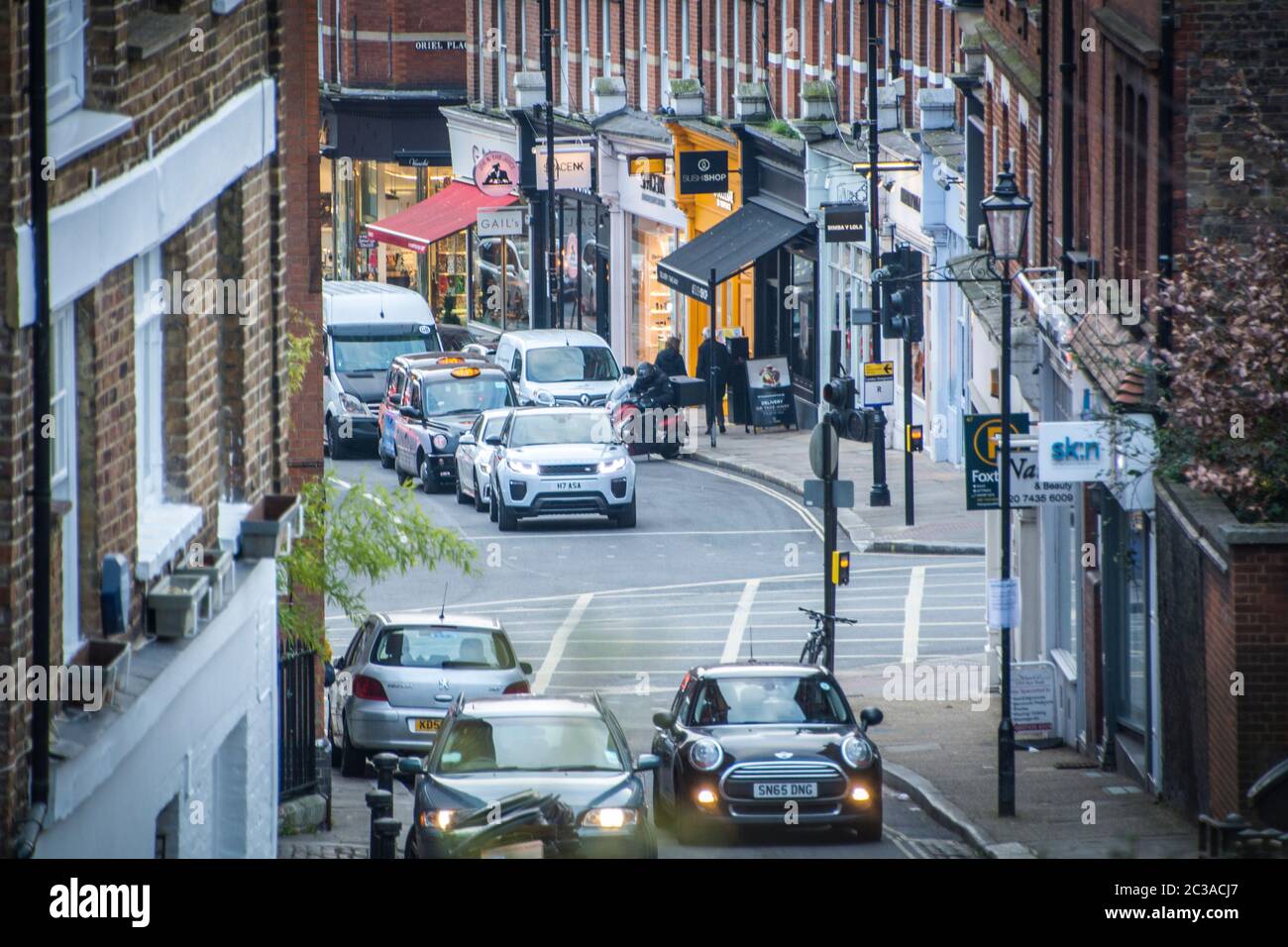 LONDON - Hampstead Village High Street, ein wohlhabender städtischer Ort im Nordwesten Londons Stockfoto