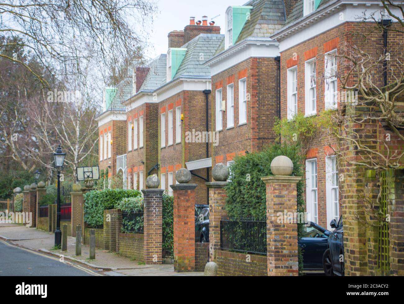 LONDON - EINE Wohnstraße in Hampstead, einem wohlhabenden Gebiet im Nordwesten Londons Stockfoto