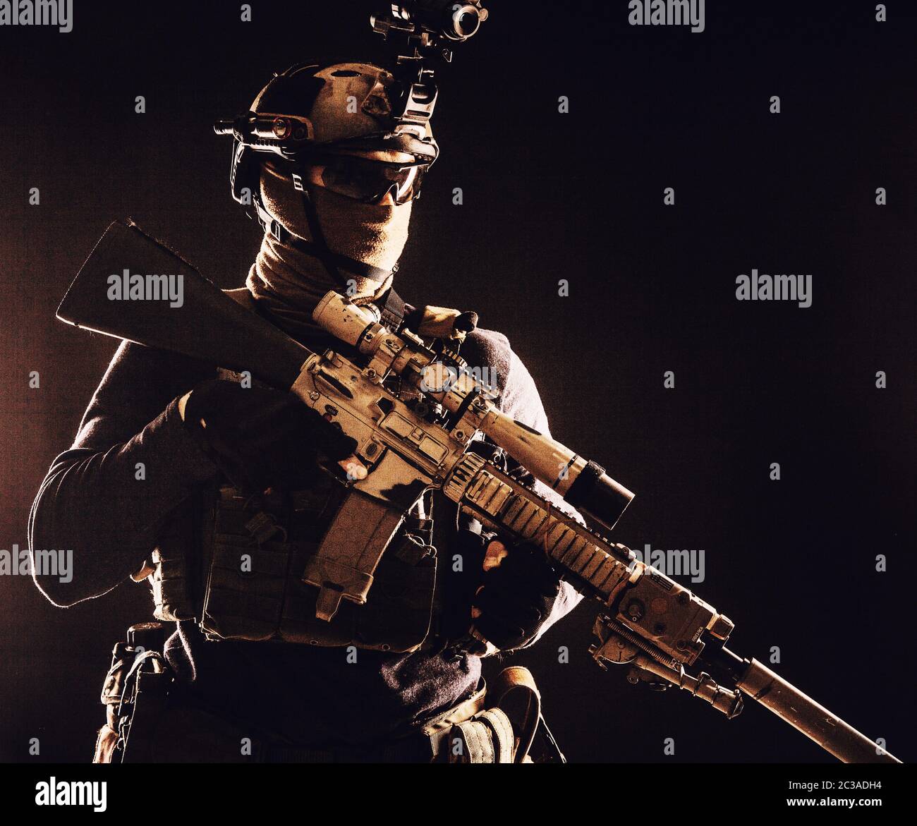 Armee Elite-Truppen Schütze, Spezialoperationen Kräfte Scharfschützen tragen Maske und Brille, Nachtsicht oder Infrarot-Thermografie-Gerät auf Helm, halten Stockfoto