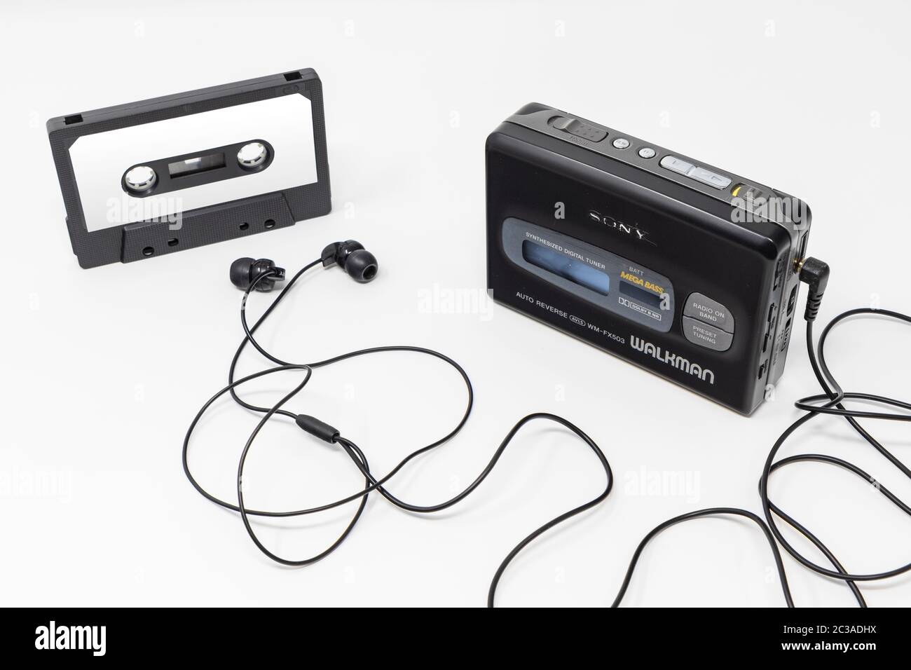 5. März 2019 - Rom, Latium, Italien - der originale sony walkman, ein tragbarer Vintage-Kassettenspieler, Symbol und Symbol der 80er und 90er Jahre. Leeres Audioband Stockfoto