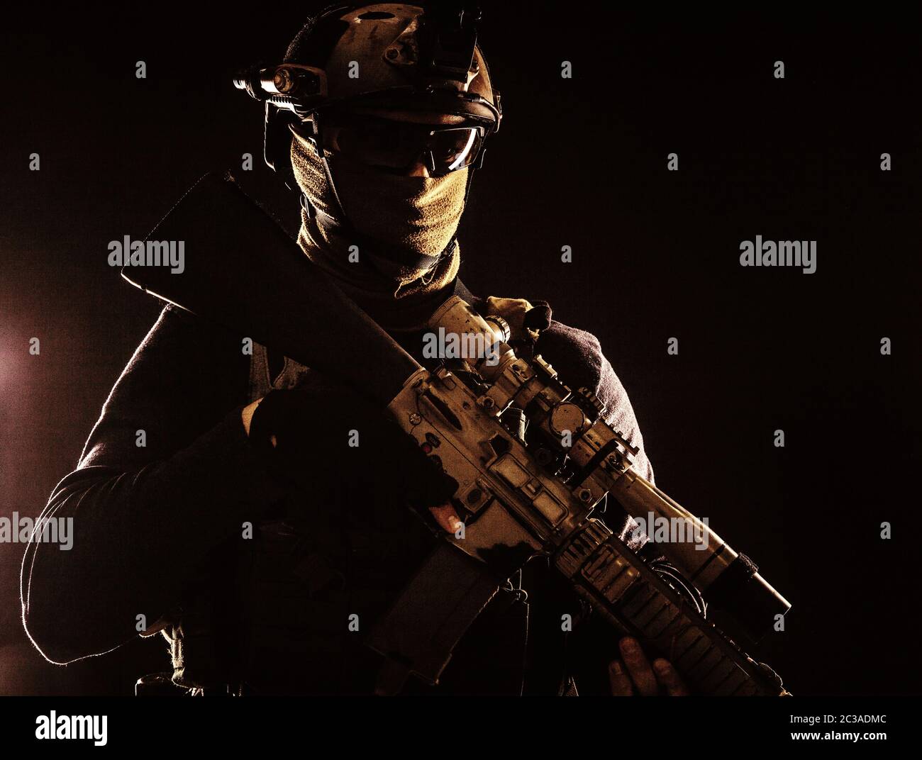 Armee Elite-Truppen Schütze, Spezialoperationen Kräfte Scharfschützen tragen Maske und Brille, Nachtsicht oder Infrarot-Thermografie-Gerät auf Helm, halten Stockfoto
