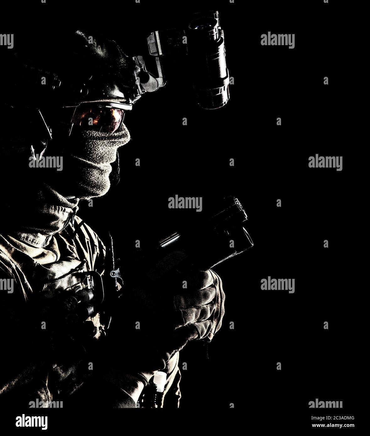 Armee Elite-Kommando, professionelle Söldner, Gegen-Terror-taktischen Teamkämpfer im Kampf Helm, ausgestattet Nachtsichtgerät, kriechend in Dunkelheit Stockfoto
