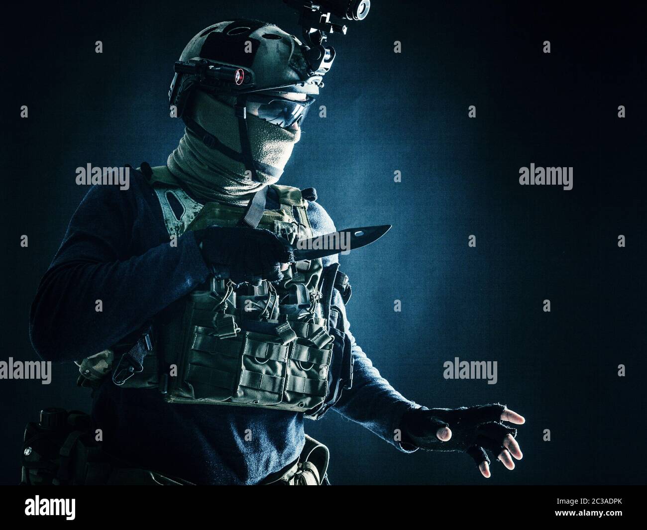 Spezialoperationen Soldat, Kommandojäger, moderner Kampfkämpfer in Kampfuniform, Helm mit Nachtsicht, Maske und Brille tragen, schleichen Stockfoto
