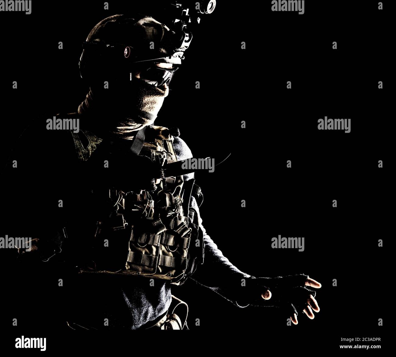 Spezialoperationen Soldat, Kommandojäger, moderner Kampfkämpfer in Kampfuniform, Helm mit Nachtsicht, Maske und Brille tragen, schleichen Stockfoto
