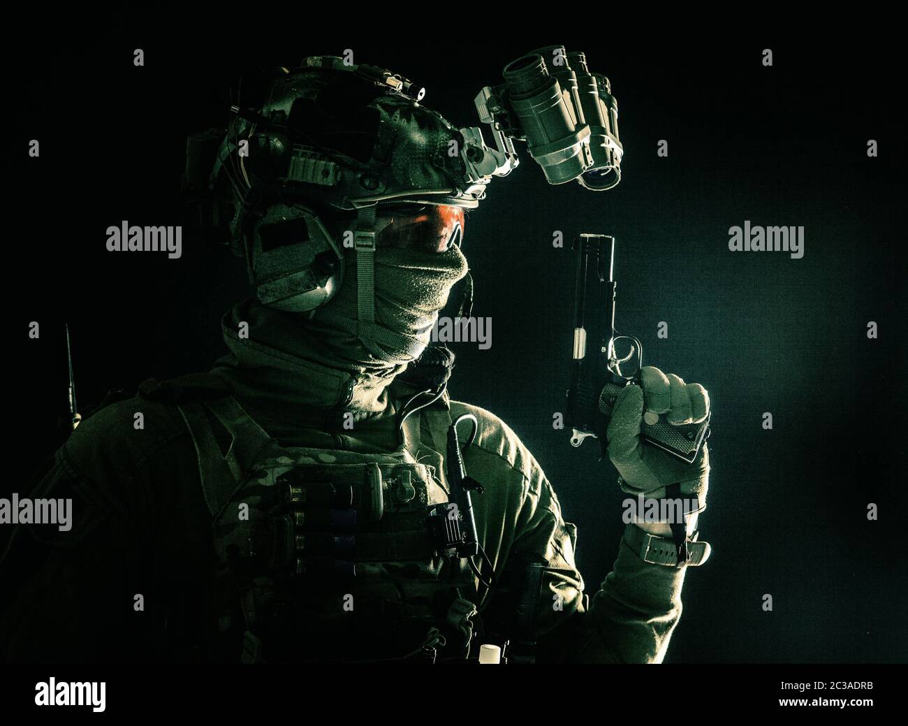 Seitenansicht Porträt von Soldaten der Armee, moderne Kämpfer, Spezialeinheiten Kämpfer im Helm, Nachtsichtgerät, Radio-Headset, versteckt Identität hinter Mas Stockfoto