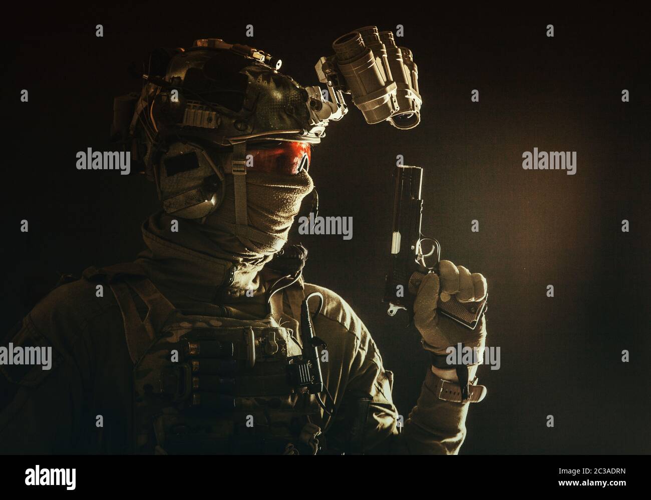 Seitenansicht Porträt von Soldaten der Armee, moderne Kämpfer, Spezialeinheiten Kämpfer im Helm, Nachtsichtgerät, Radio-Headset, versteckt Identität hinter Mas Stockfoto