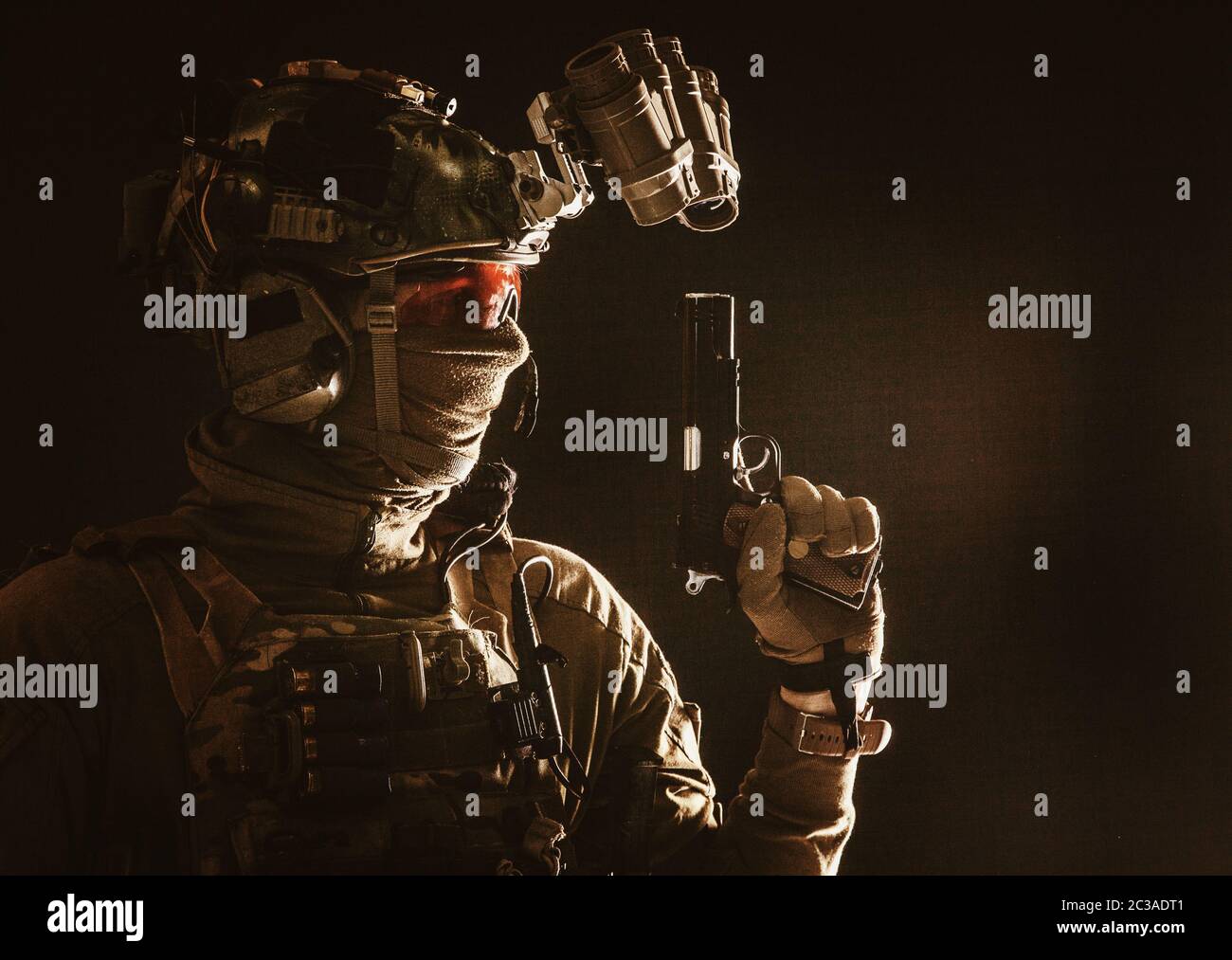 Seitenansicht Porträt von Soldaten der Armee, moderne Kämpfer, Spezialeinheiten Kämpfer im Helm, Nachtsichtgerät, Radio-Headset, versteckt Identität hinter Mas Stockfoto