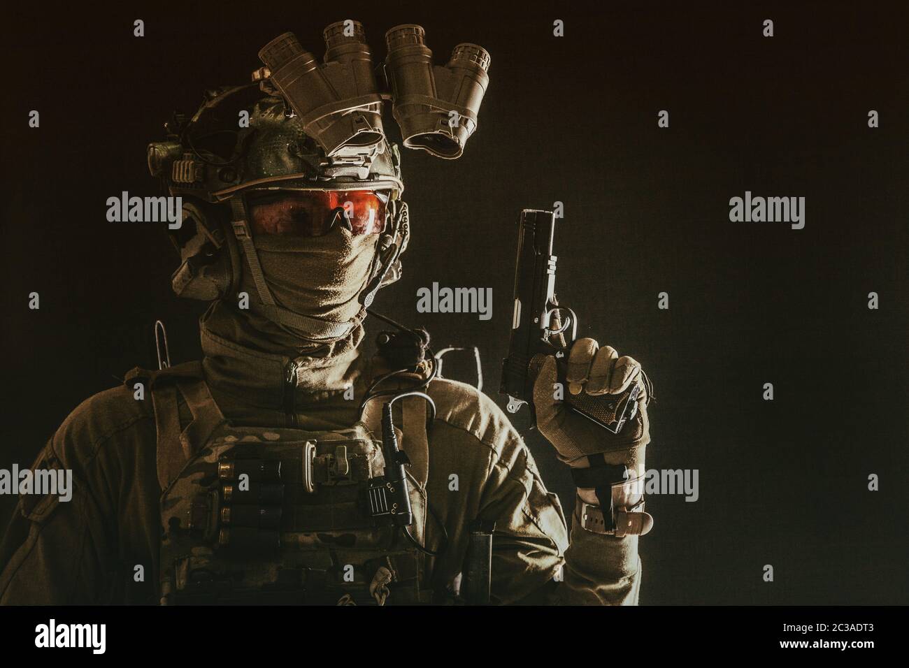 Seitenansicht Porträt von Soldaten der Armee, moderne Kämpfer, Spezialeinheiten Kämpfer im Helm, Nachtsichtgerät, Radio-Headset, versteckt Identität hinter Mas Stockfoto