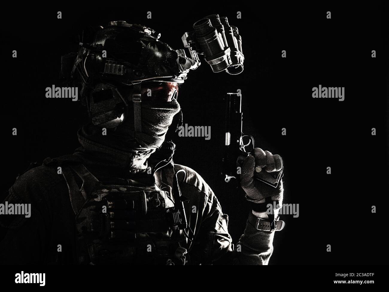 Seitenansicht Porträt von Soldaten der Armee, moderne Kämpfer, Spezialeinheiten Kämpfer im Helm, Nachtsichtgerät, Radio-Headset, versteckt Identität hinter Mas Stockfoto