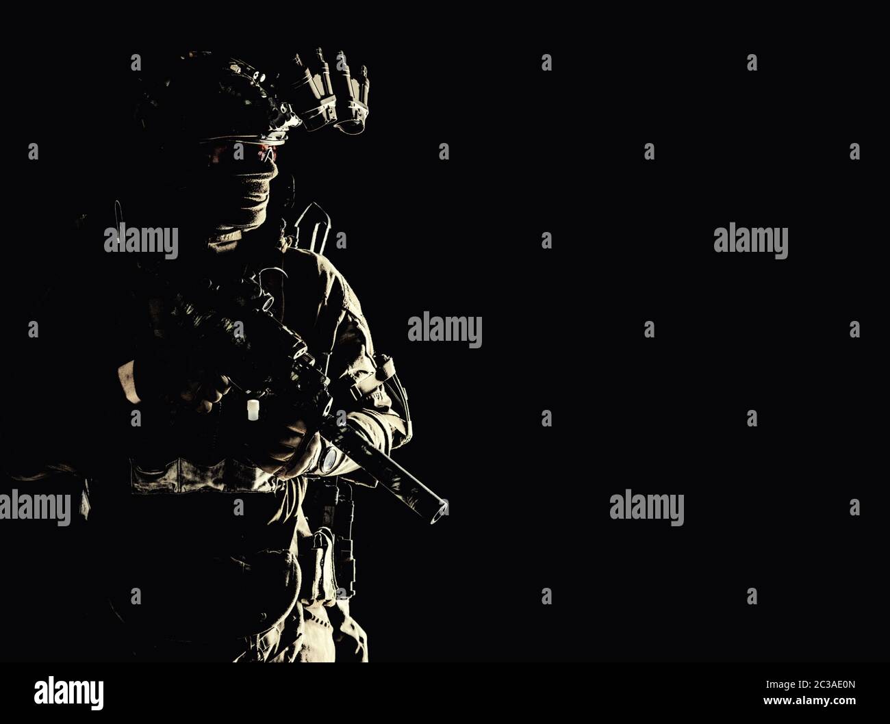 Armee Spezialoperationen Kräfte Soldat in Maske und Kampf Uniform, Helm ausgestattet Nachtsichtgerät, bewaffnete Maschinenpistole mit Schalldämpfer, suchen wie Stockfoto