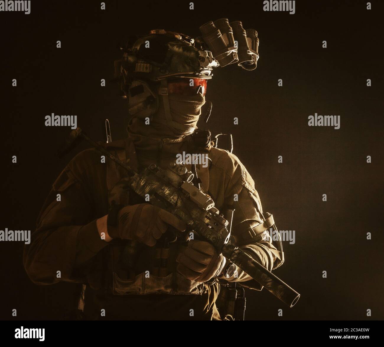 Armee Spezialeinheiten taktische Gruppe Kämpfer bewegen in der Dunkelheit, mit Radio-Headset, Blick durch vier Linsen Nachtsicht, Wärmebildgerät auf Stockfoto