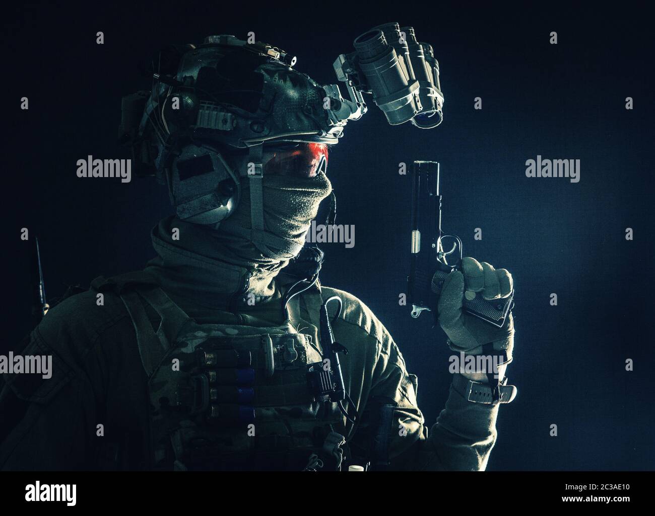 Seitenansicht Porträt von Soldaten der Armee, moderne Kämpfer, Spezialeinheiten Kämpfer im Helm, Nachtsichtgerät, Radio-Headset, versteckt Identität hinter Mas Stockfoto