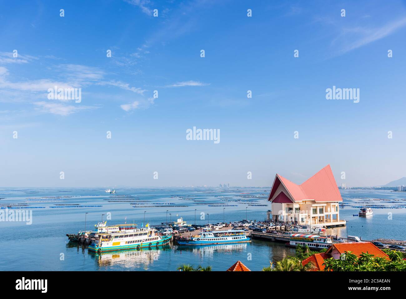 Touristen fahren mit dem Boot zur Insel Koh Sichang Stockfoto