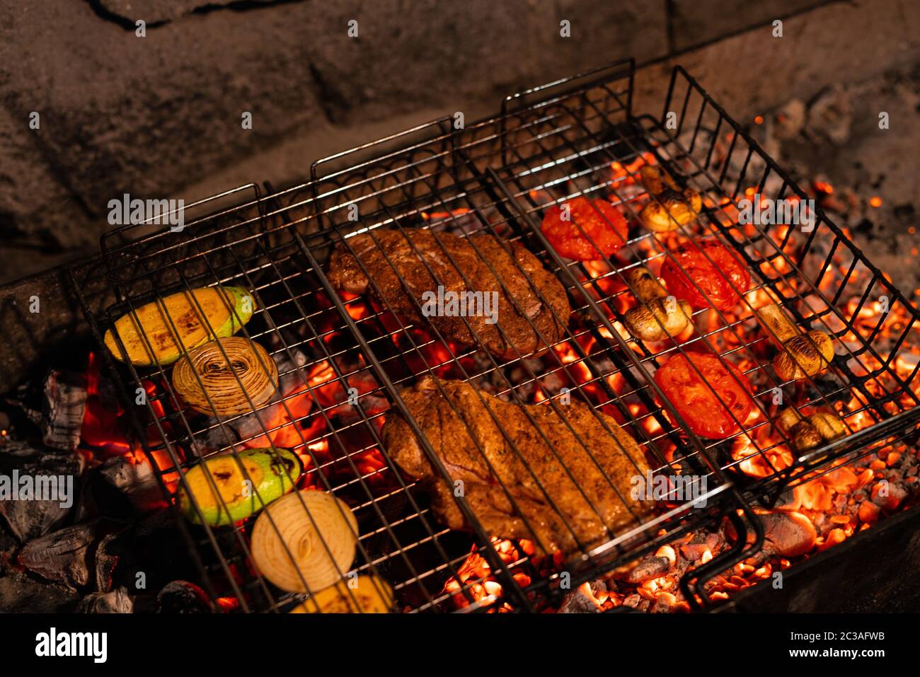 Würzige Zutaten für den Grill im Grill Rost Stockfoto