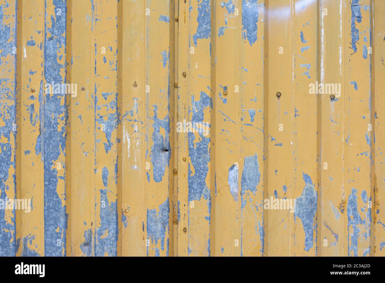 Detail geschossen von einem alten gelben Wellblech Tür Textur, für cg Kunstwerke geeignet Stockfoto