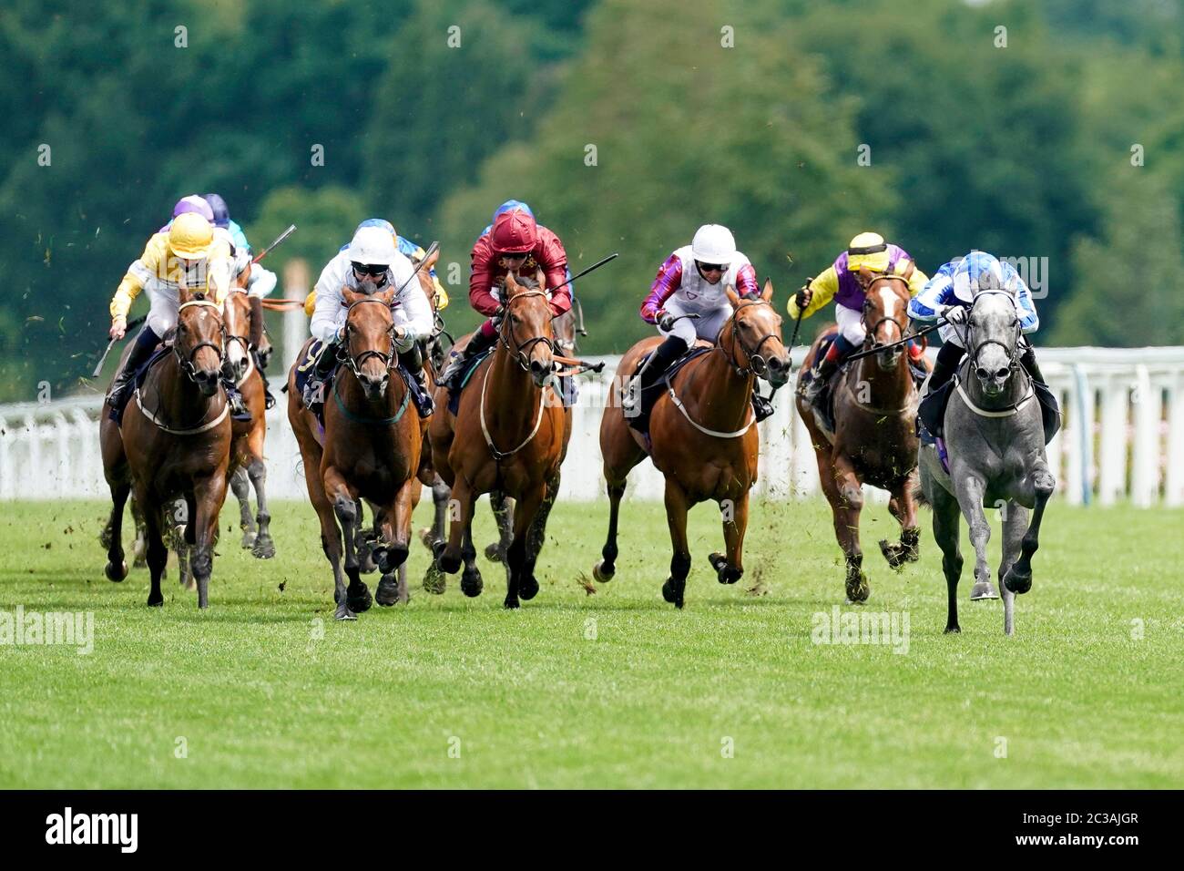 Silvestre De Sousa Reiten Kunst Power (R, blau/weiß) Gewinnen Sie den Palast von Holyroodhouse Handicap Einsätze während des vierten Tages von Royal Ascot auf der Rennbahn Ascot. Stockfoto