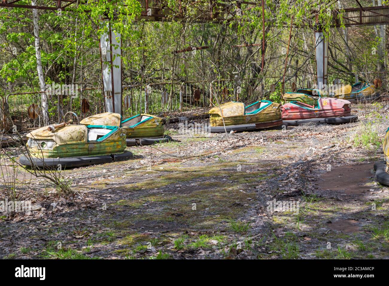 Alte kaputte rostiges Metall Elektroautos der radioaktiven verlassener Kinder, Park der Kultur und Erholung in der Stadt Pripyat, die Tschernobyl disas Stockfoto
