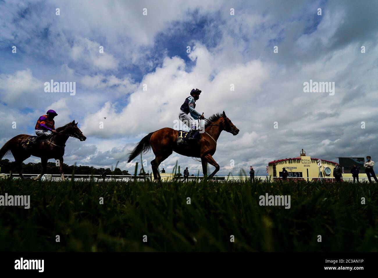 Eine allgemeine Ansicht als Läufer zurück nach dem Ziel in den Palast von Holyroodhouse Handicap Stakes während des vierten Tages von Royal Ascot auf Ascot Rennbahn. Stockfoto
