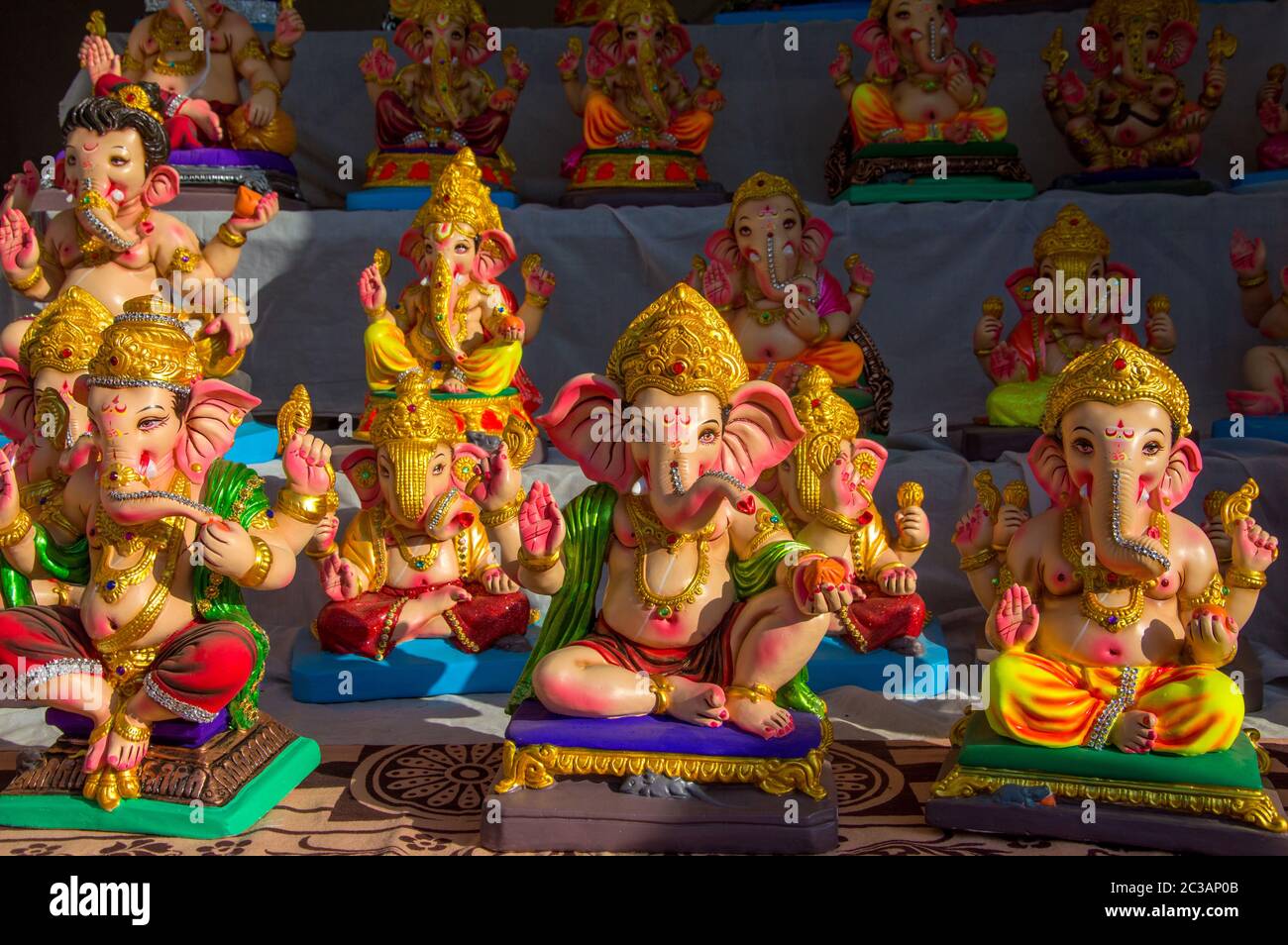 Statue des hinduistischen Gottes Ganesha. aus der Nähe von Ganesha Idol in der Werkstatt des Künstlers während Ganesha Festival. Stockfoto