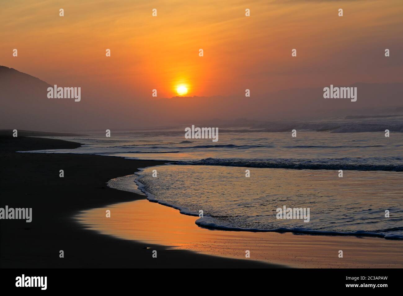 Marine bei Sonnenaufgang mit warmen Farben und Reflexionen von der Morgensonne, Südafrika Stockfoto