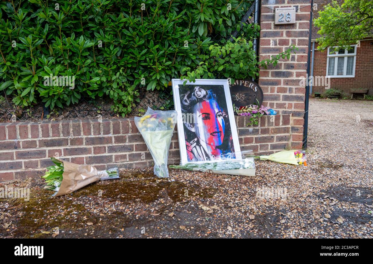 Ditchling Sussex UK 19. Juni 2020 - Blumen und Tributes wurden vor dem Haus der Sängerin Dame Vera Lynn in Ditchling Sussex nach ihrem Tod wurde gestern im Alter von 103 angekündigt : Credit Simon Dack / Alamy Live News Stockfoto