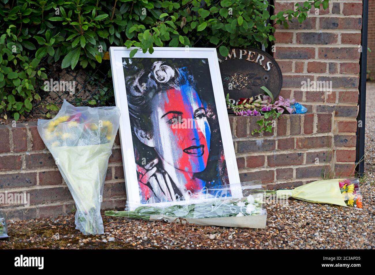 Ditchling Sussex UK 19. Juni 2020 - Blumen und Tributes wurden vor dem Haus der Sängerin Dame Vera Lynn in Ditchling Sussex nach ihrem Tod wurde gestern im Alter von 103 angekündigt : Credit Simon Dack / Alamy Live News Stockfoto