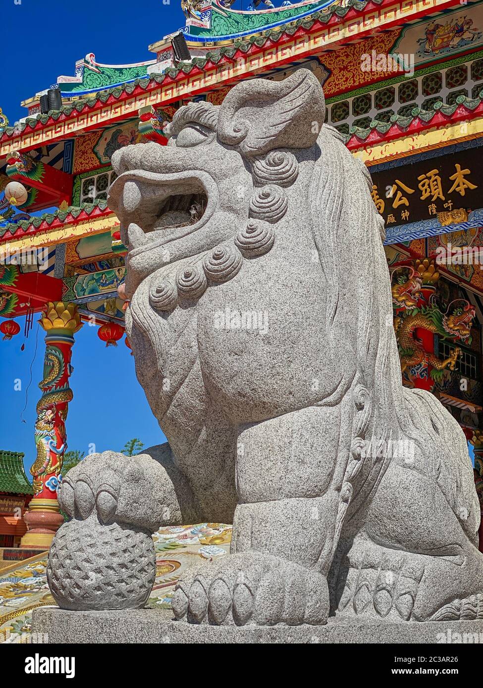 Chinesische Löwenfigur, Steinskulptur vor dem chinesischen Tempel Stockfoto