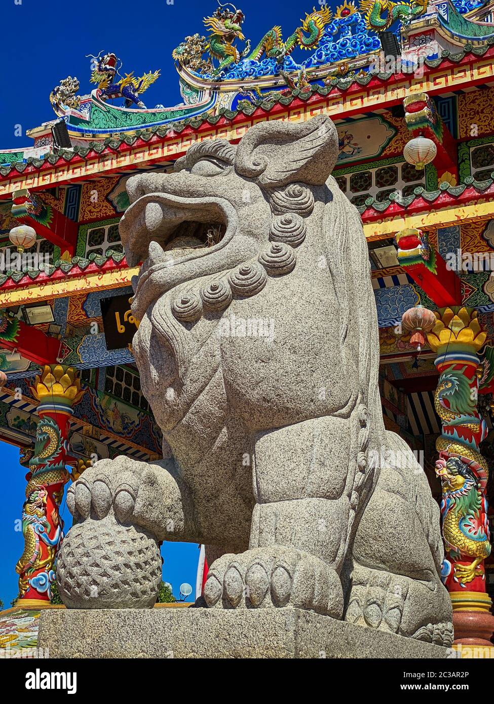 Chinesische Löwenfigur, Steinskulptur vor dem chinesischen Tempel Stockfoto