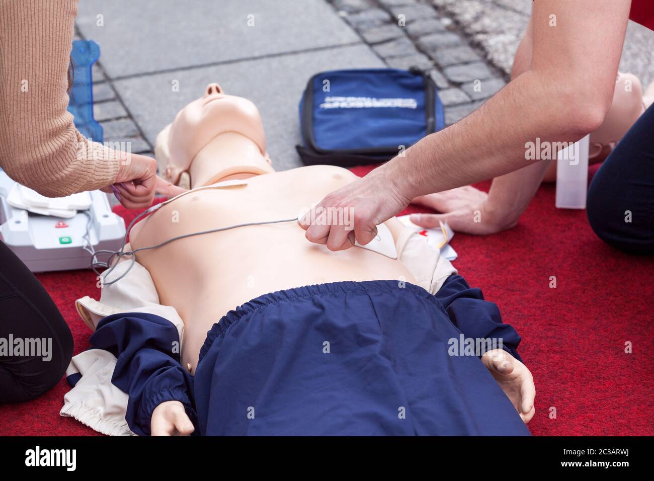 CPR-Kurs mit Hilfe automatisierter externer Defibrillator AED Stockfoto