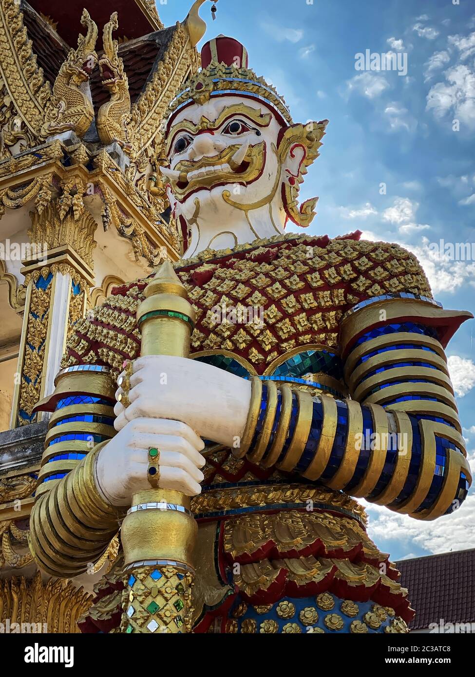 Yaksha Thailand, goldene Figur ist Hüterin des buddhistischen Tempels Stockfoto