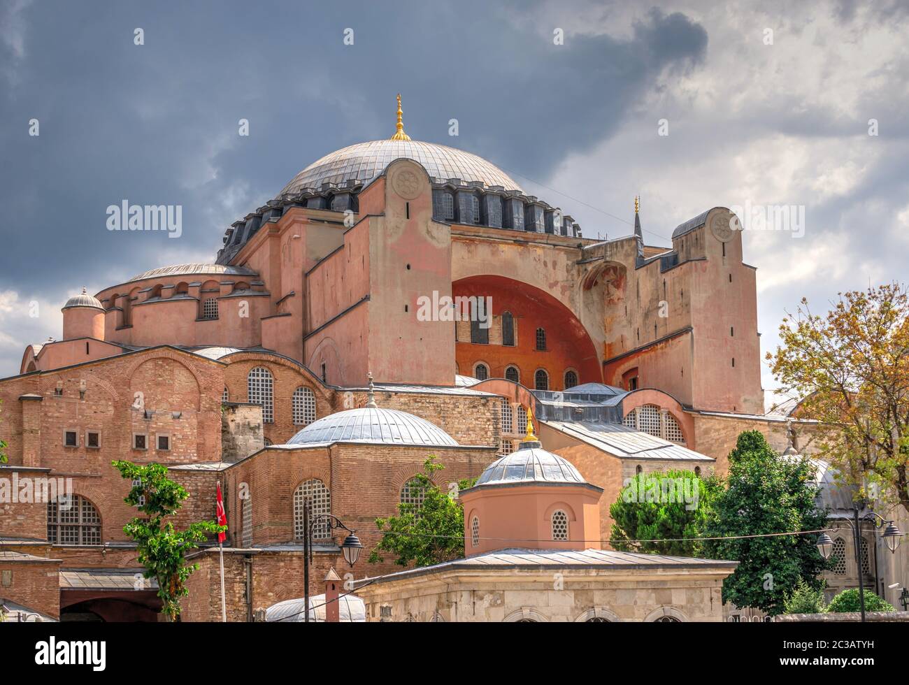 Istamul, Türkei - 07.12.2019. Hagia Sophia Museum im Sultan-Ahmed-Park, Istanbul, Türkei, an einem trüben Sommertag Stockfoto