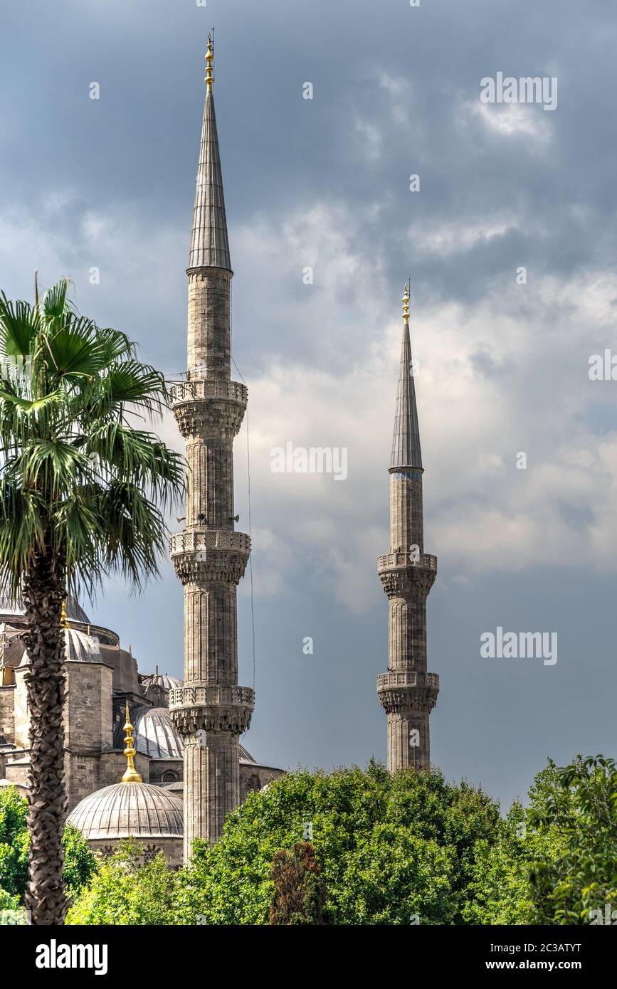 Istamul, Türkei - 07.12.2019. Minarette der Moschee der Hagia Sophia im Sultan-Ahmed-Park, Istanbul, Türkei, an einem trüben Sommertag Stockfoto