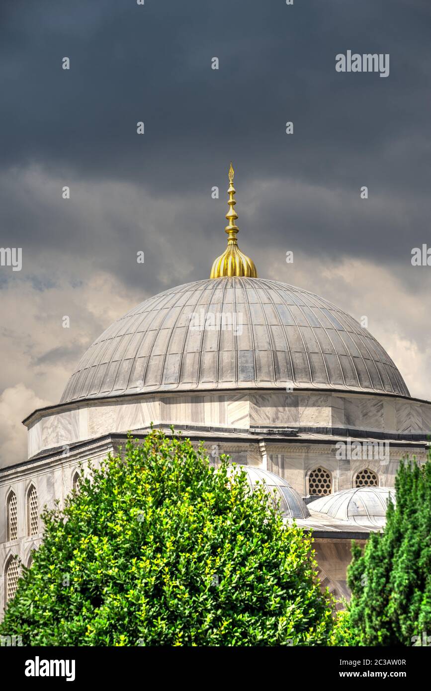 Istamul, Türkei - 07.12.2019. Hagia Sophia Museum im Sultan-Ahmed-Park, Istanbul, Türkei, an einem trüben Sommertag Stockfoto