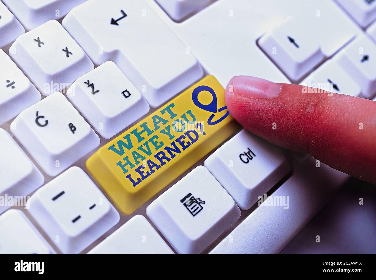 Schreiben Sie eine Notiz, die zeigt, was Sie gelernt haben Frage. Geschäftskonzept für die Dinge zu wissen, erwerben oder absorbieren Stockfoto