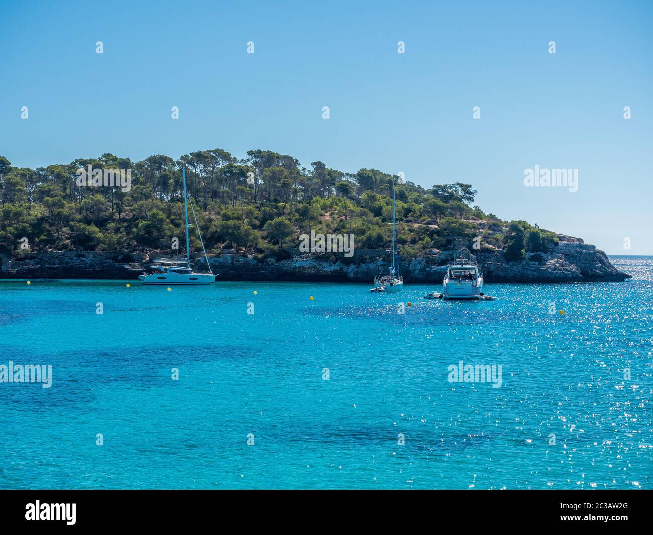 Cala Mondrago Mallorca eine ruhige Bucht mit Yachten, die von einer Insel vertäut sind Stockfoto