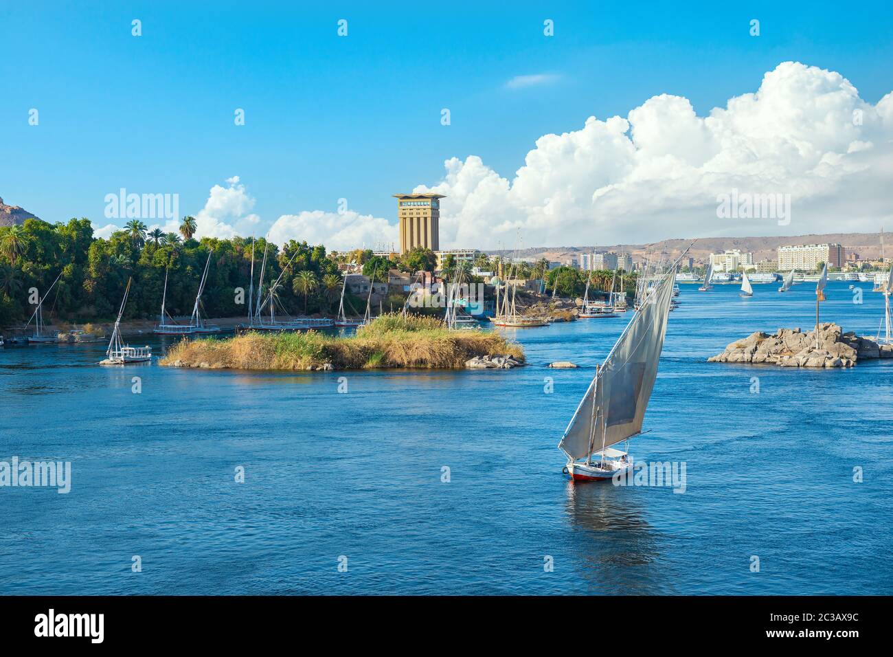 Saiboats in Assuan am Nil am Sommertag, Ägypten Stockfoto