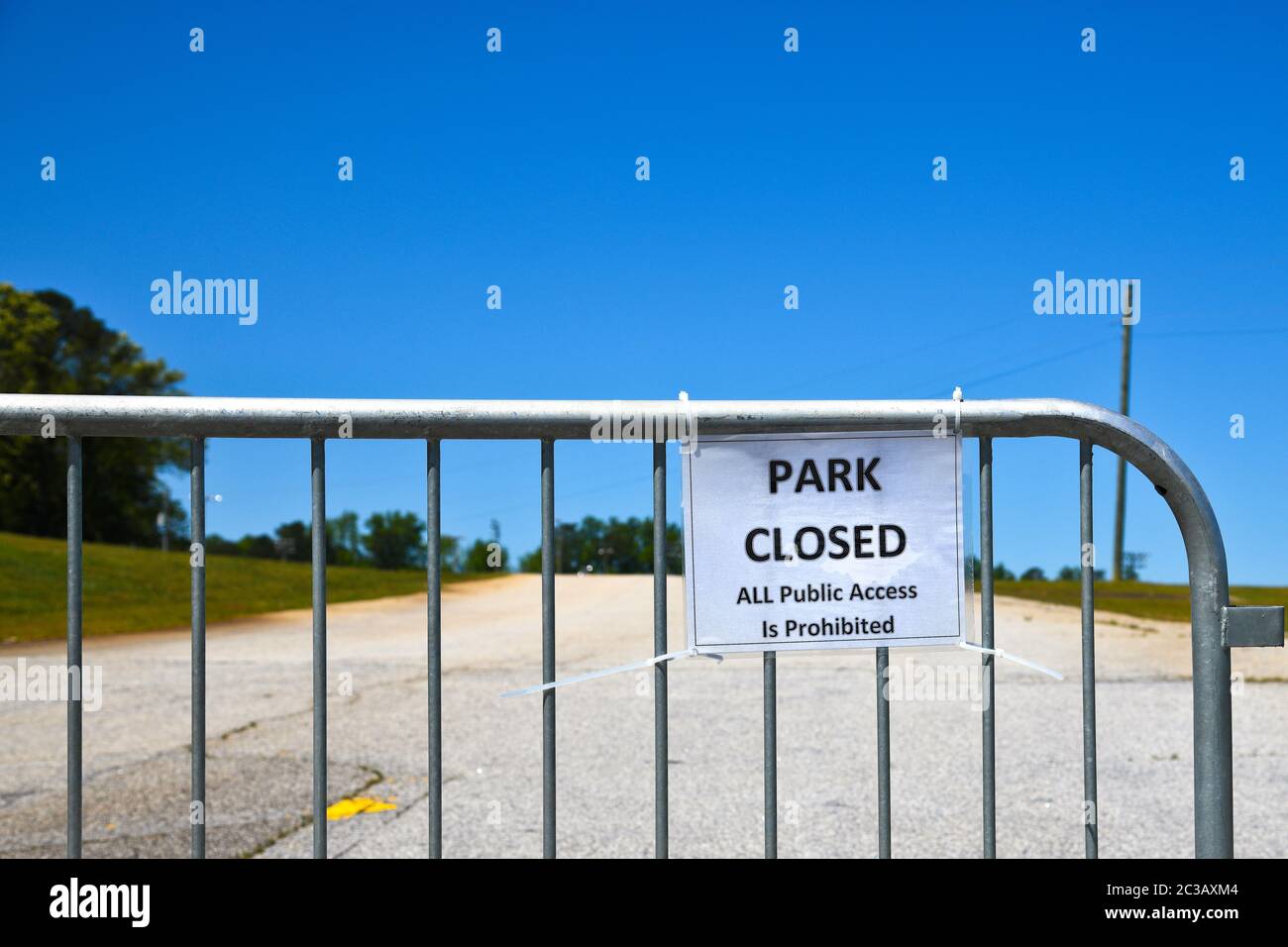Baricade und Park sind während der Pandemie-Abschaltung für alle öffentlichen Zugangszeichen gesperrt Stockfoto