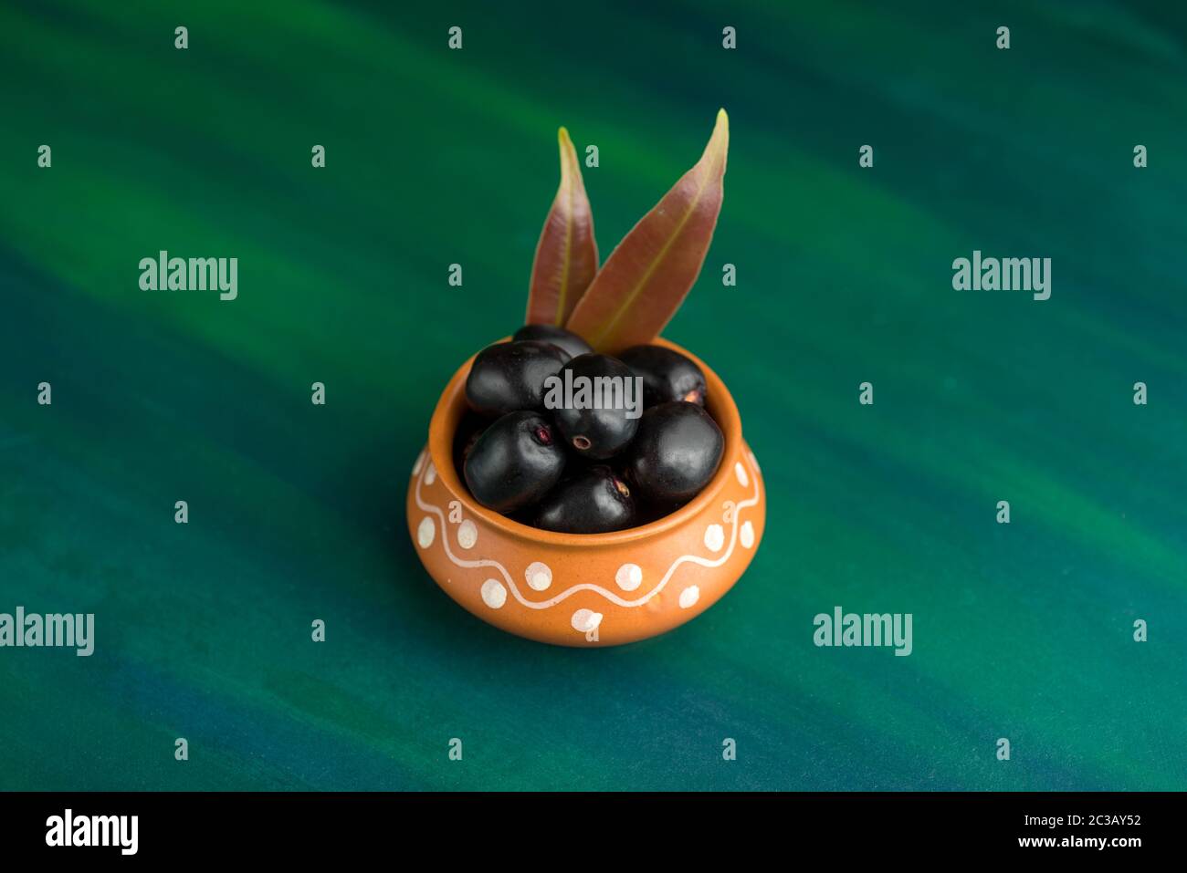 Jambolan Pflaume oder jambul oder Jamun Obst, Java Pflaume (Syzygium cumini) auf strukturierten Hintergrund. Stockfoto